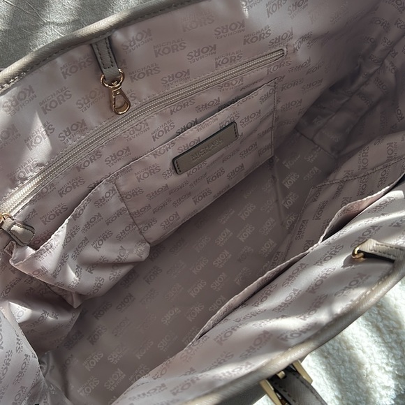 Michael Kors totes - Picture 6 of 8